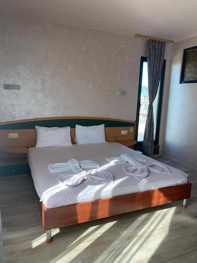 Empera H-L Hotel Napospart