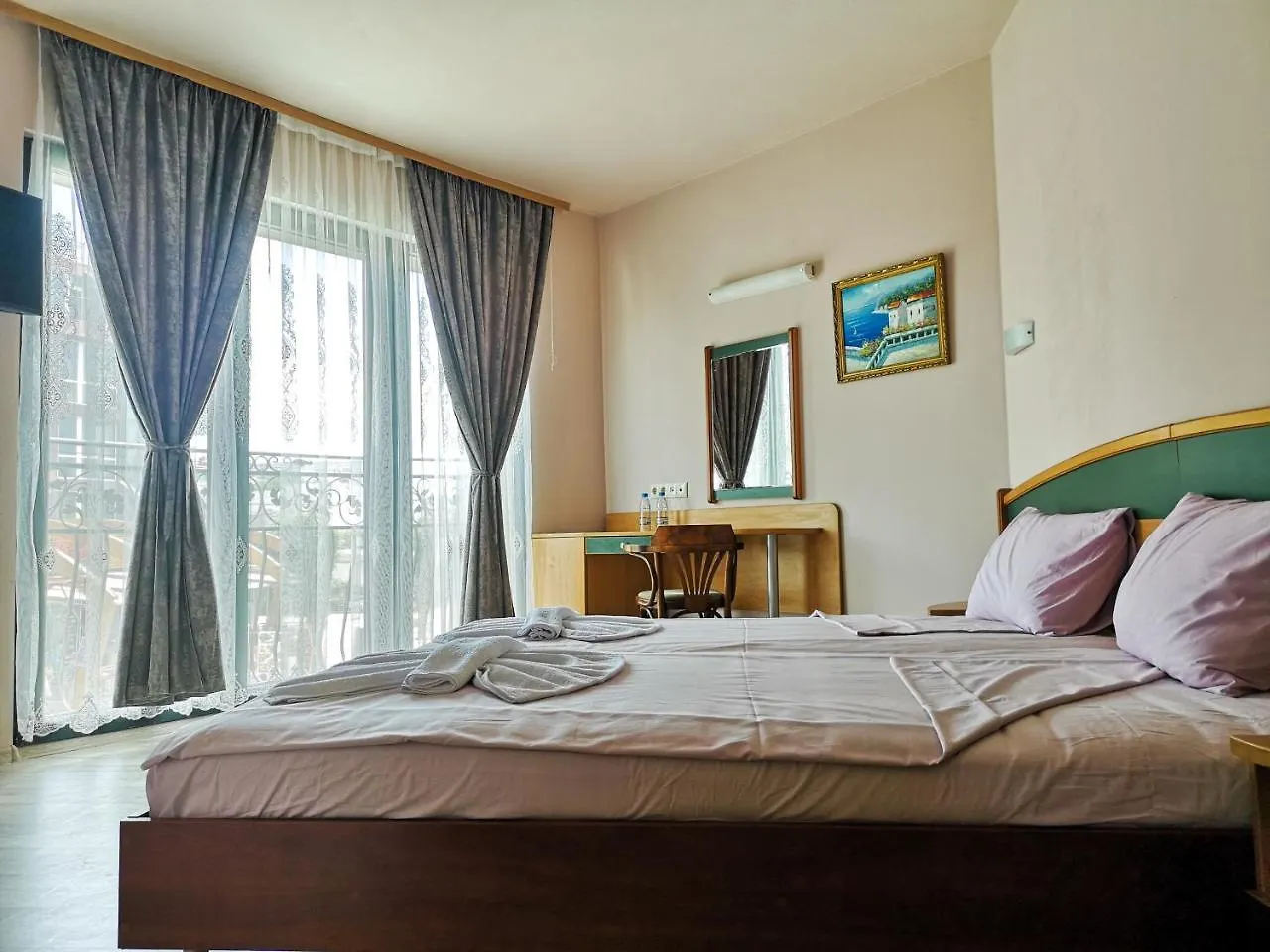 Empera H-L Hotel Napospart 3*,
