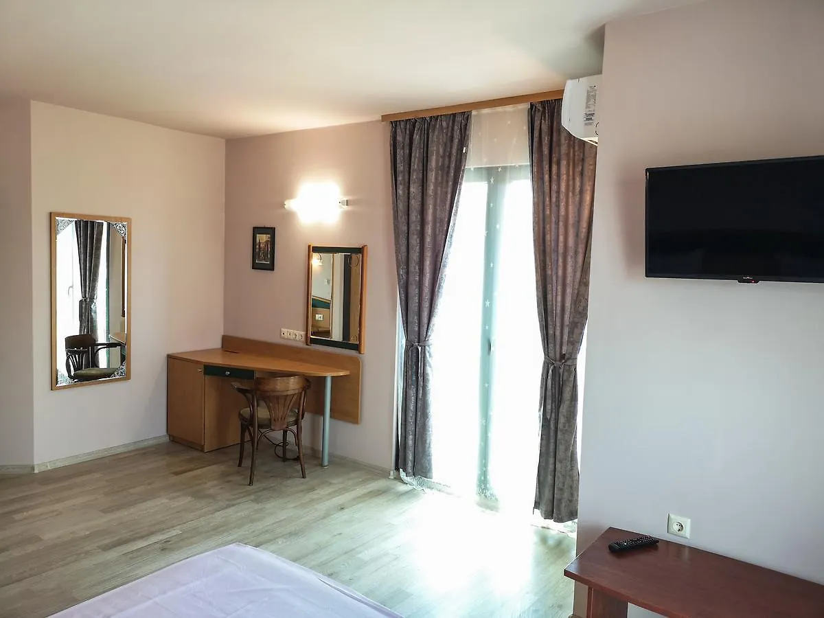 Empera H-L Hotel Napospart