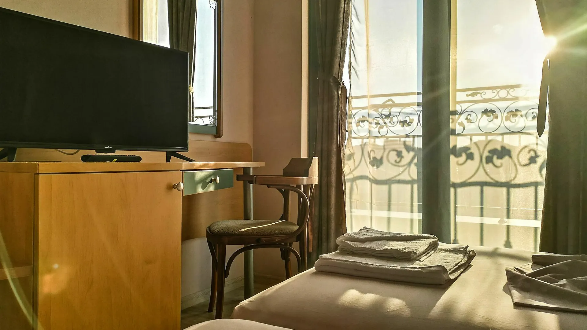 Empera H-L Hotel Napospart 3*,