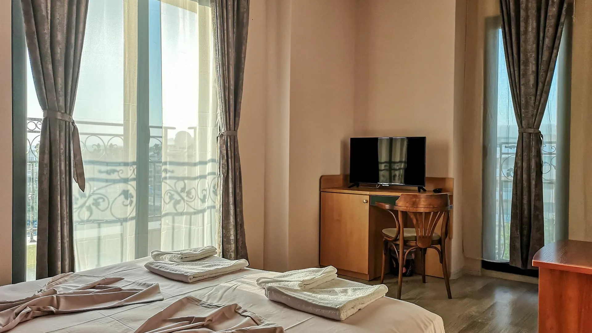Empera H-L Hotel Napospart