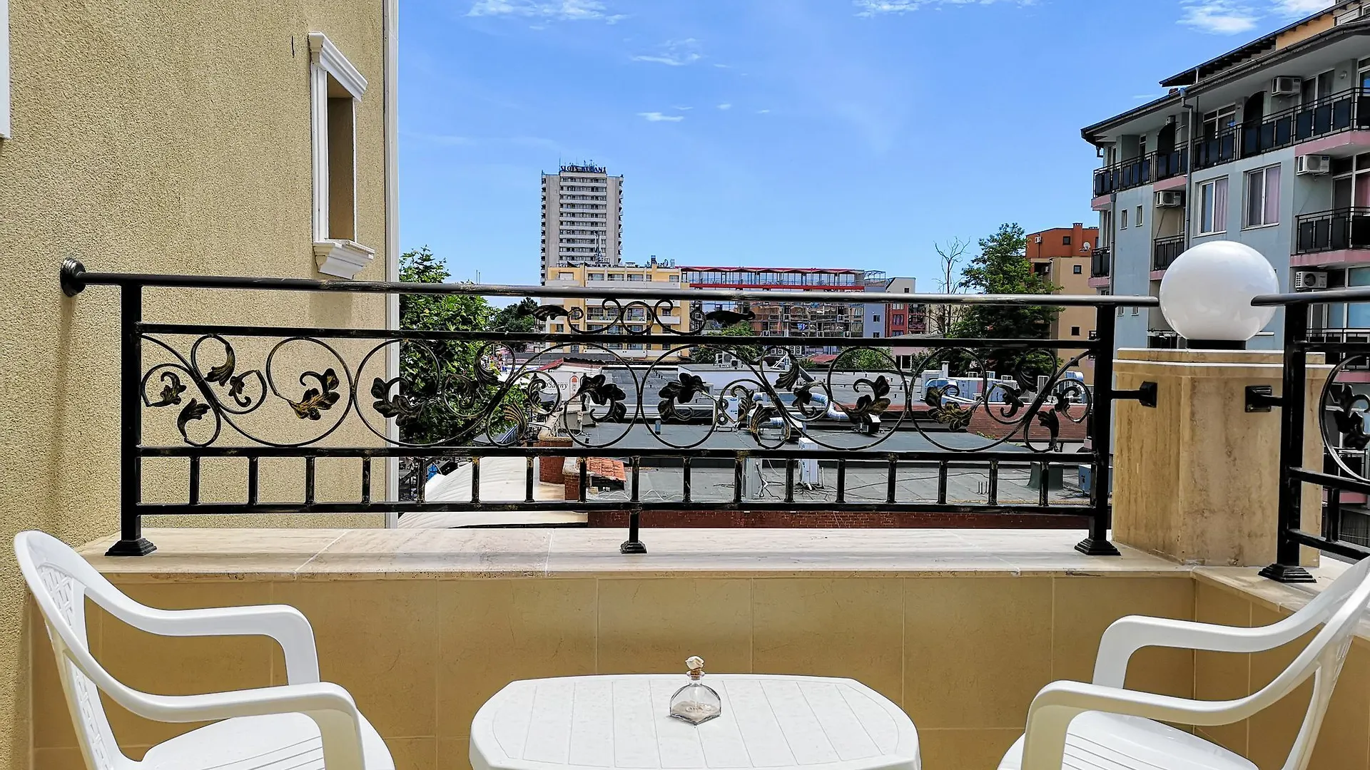 Empera H-L Hotel Napospart