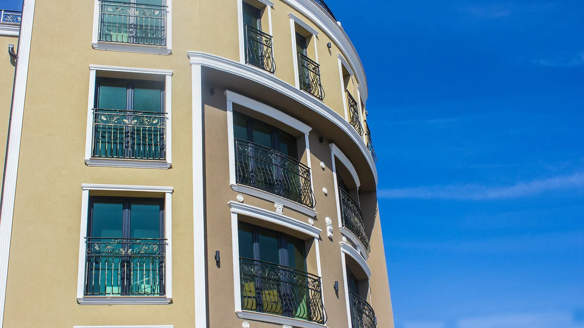 Empera H-L Hotel Napospart