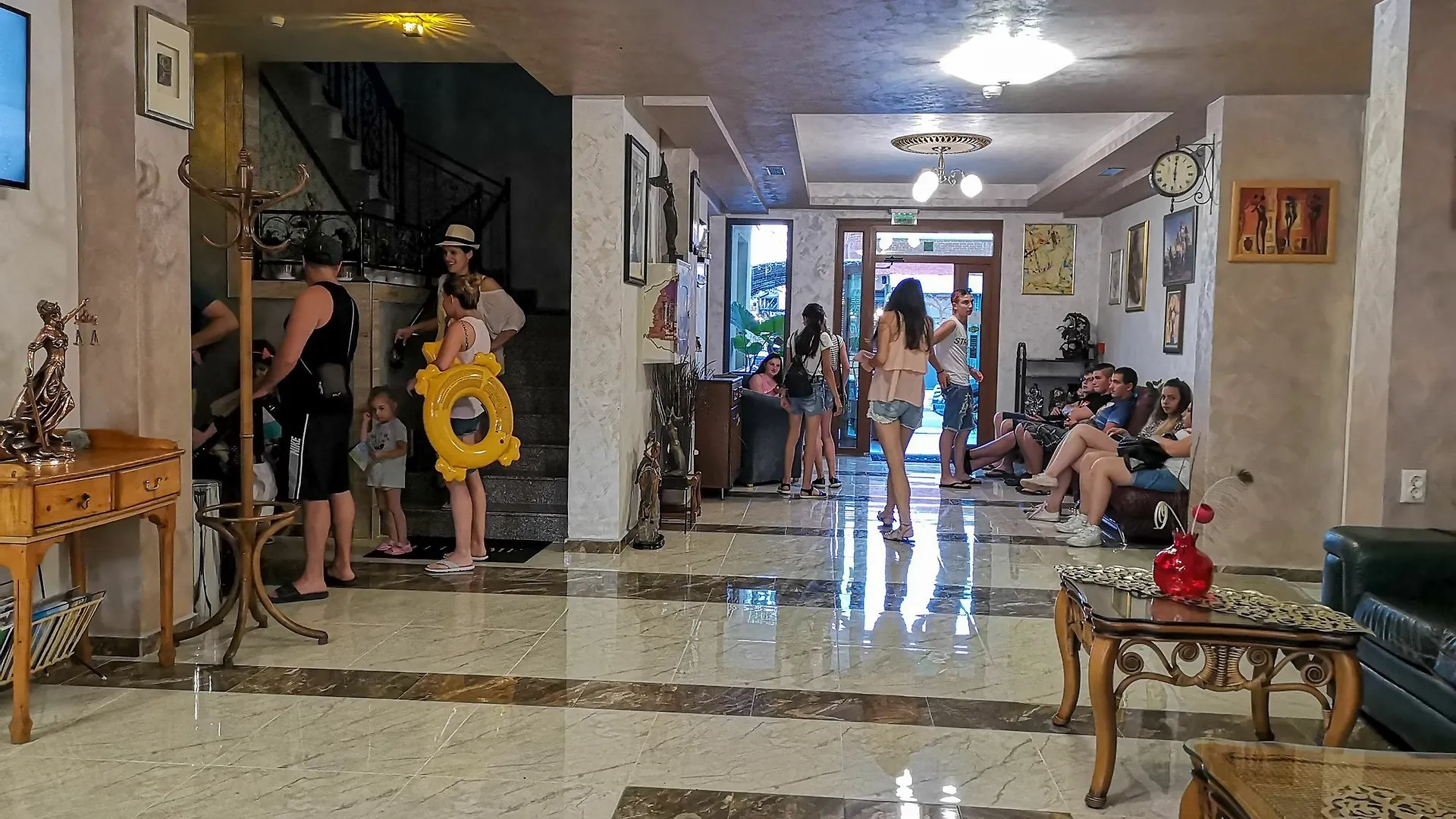 Empera H-L Hotel Napospart