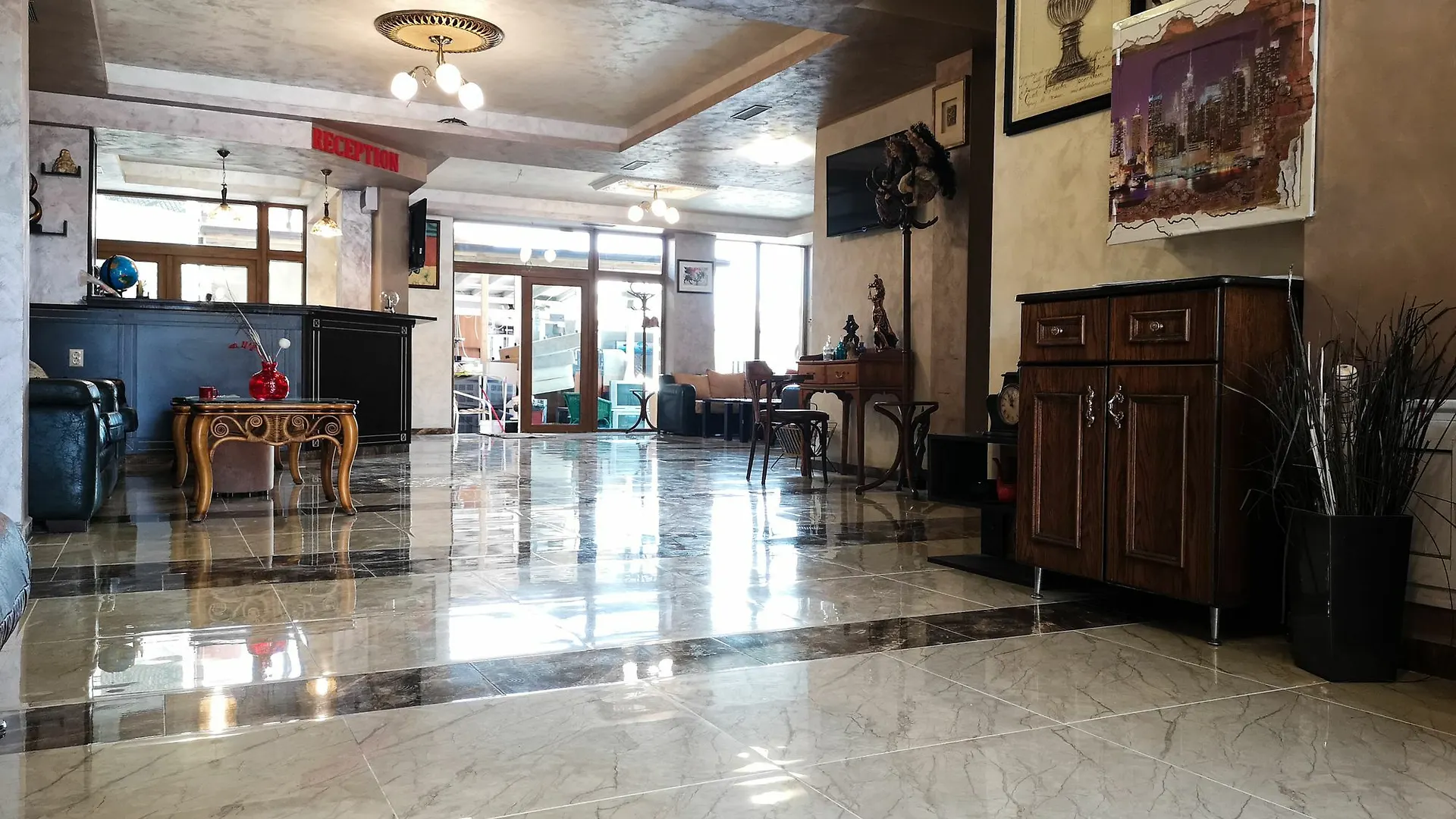 Empera H-L Hotel Napospart