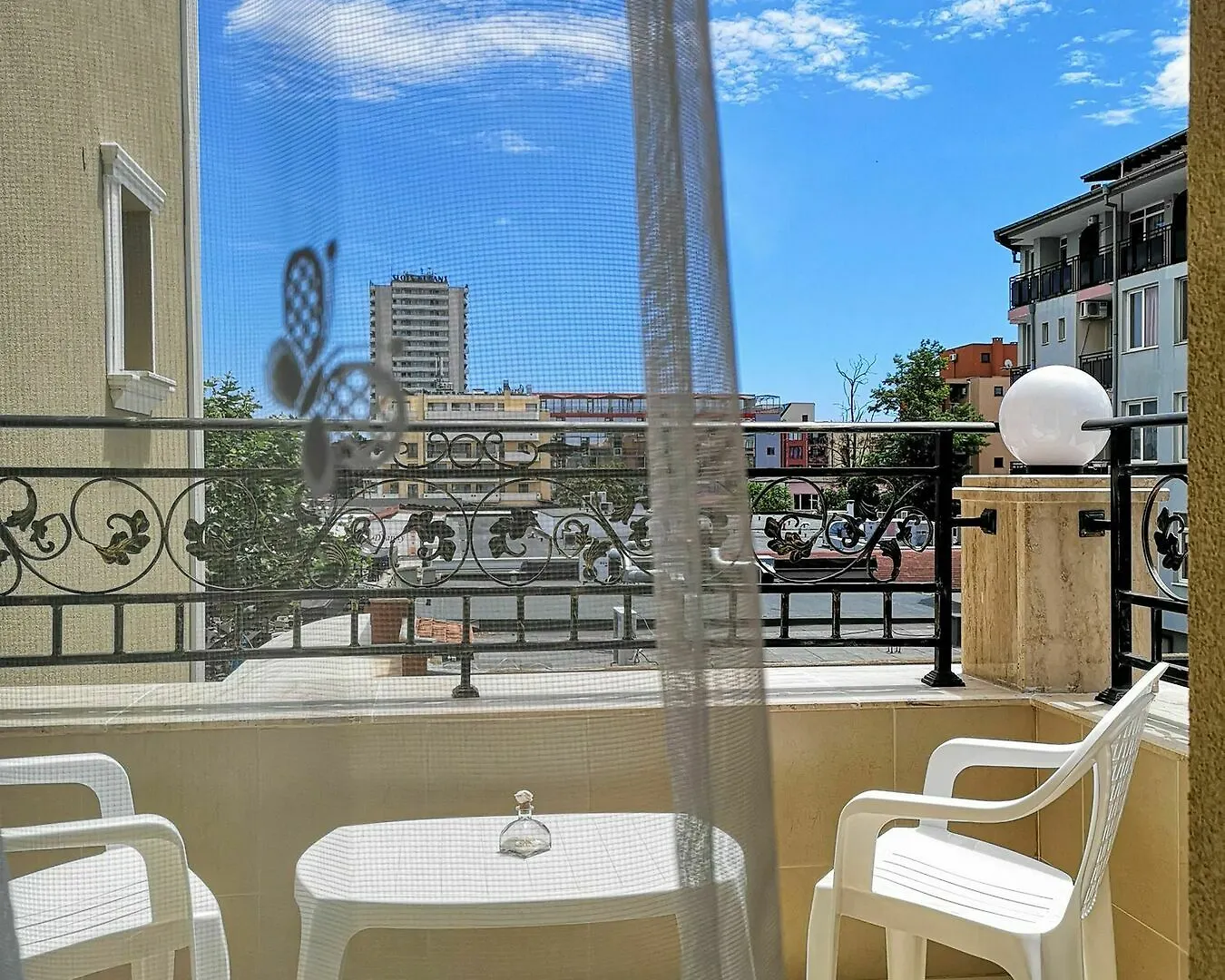 Empera H-L Hotel Napospart